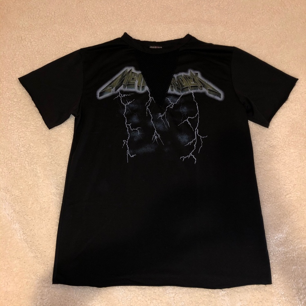 BLACK GRAPHIC V-NECK